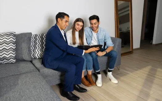 Pareja hablando con Agente Inmobiliario